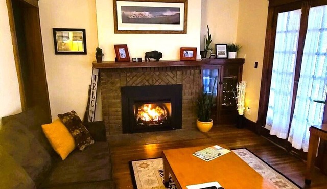 PREMIER 5 min walk to Niagara Falls State Park w/FIREPLACE & Central A/C