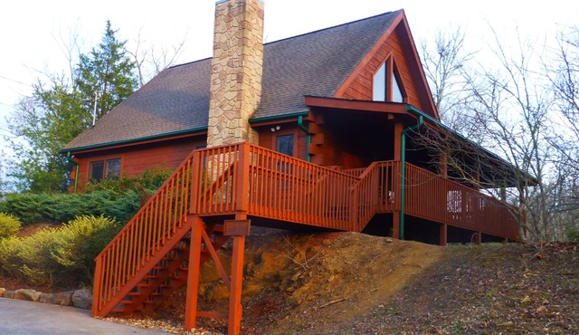 Premier Cabin in Eagle Springs Resort – King/Queen Beds, Hot tub, Community Pool