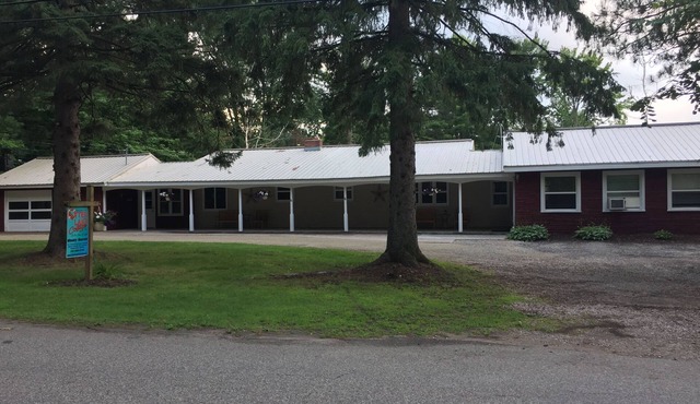 Premier Chain of Lakes with a 3 and 1 Bedroom Cottage,Pontoon Included