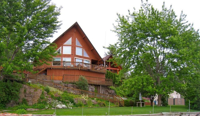 Premier Chalet Home on Beautiful Williams Lake - Consistently #1 in Region.