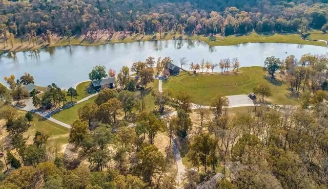 Premier country house with top amenities in Ben Wheeler near Canton Trade Days
