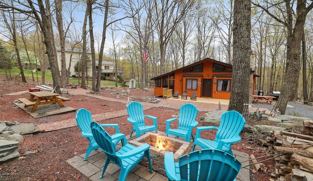 Premier Cozy Cabin: Indoor Pools, Skiing & More!