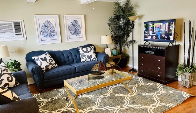 PREMIER HOST-2BR SEASIDE PARK SUITE#4, One Short Block to Beach, Kit, Liv Room n