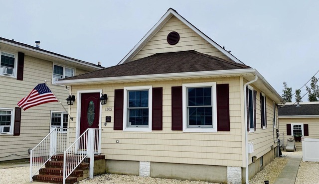 PREMIER HOST-3BR SEASIDE PARK HOME, 2 BA One Short Block to Beach, Kit,Liv Room