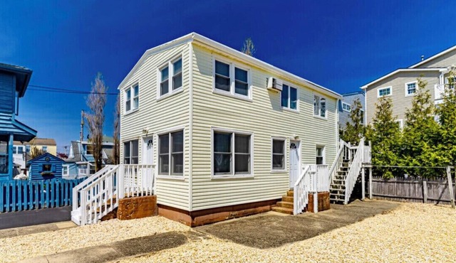 PREMIER HOST-4 BR SEASIDE PARK DUPLEX One Short Block to Beach, Kit, Liv Room