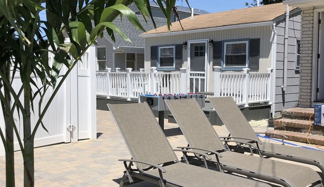 PREMIER HOST LISTING - 2 BR Private Cottage, On Site Pool, One Block to Beach !