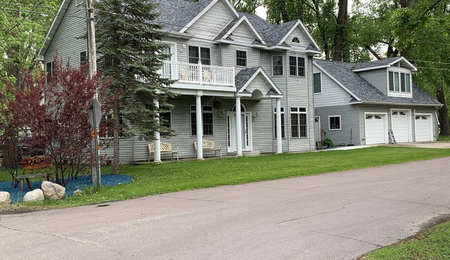 Premier Host Tetonka & Sakatah Lakes Dock, Kayaks & Lakeside Fire Pit & Gameroom