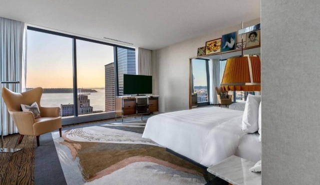 Premier King Suite w/Spa Access & City Views