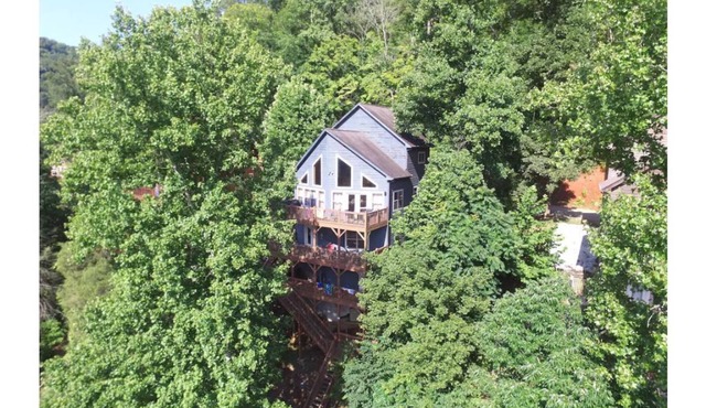 Premier Lakefront Rental-Behind Cedar Creek Jumping Bridge-Minimal Steps to Lake
