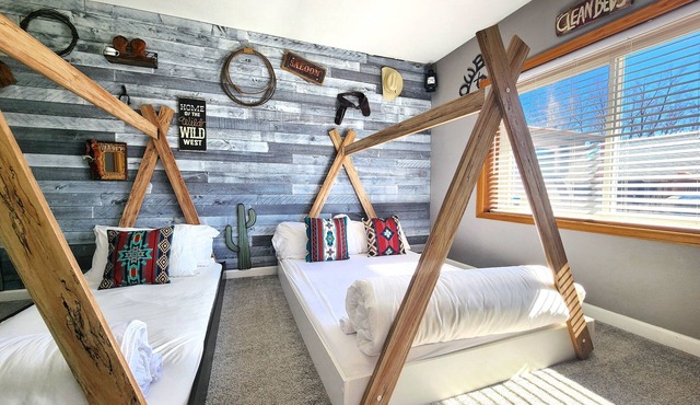 ⭐️Premier location! ⭐️ HIKE into Garden of the Gods right from the house!