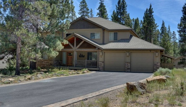 Premier Luxury Home with 7 BR/8 BA, Hot Tub, Game Room, SHARC passes, A/C