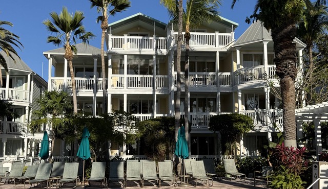 Premier resort overlooking the Gulf. Walk to Mallory Square, restaurants, beach.
