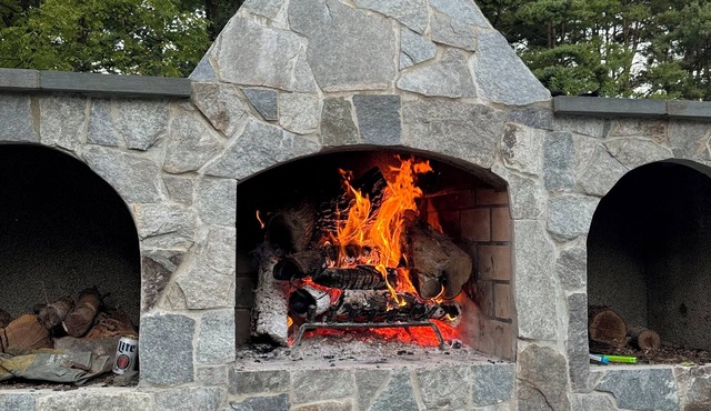 Premier Retreat: Private Pool, Spa, Fireplace & Spacious Deck