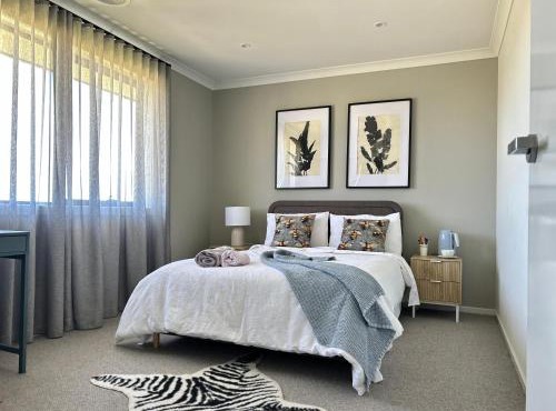 Premier Room I HERstay at Mambourin