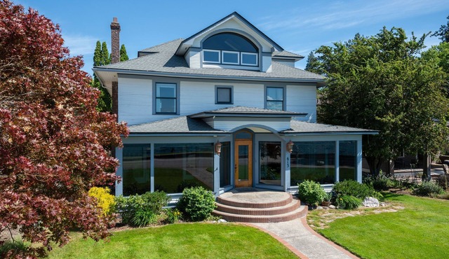 Premiere Beach House, Family Friendly, West Lakeshore Drive