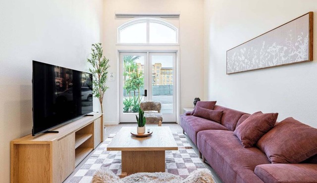 Premium 1B1B Living with Pool, Spa and Smart 4K TVs