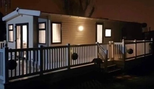 Premium 2 bed Caravan sleeps 6 with huge decking