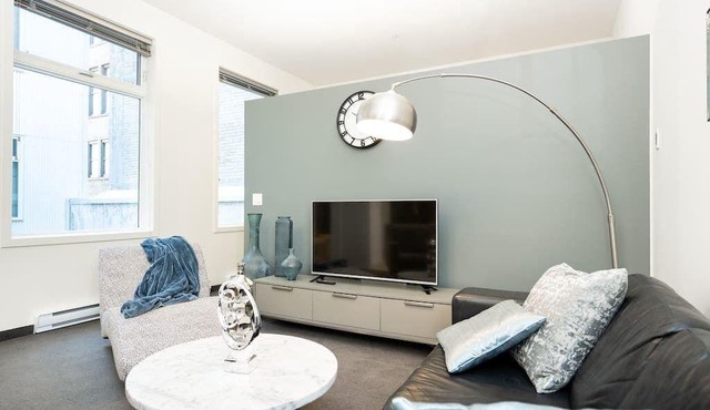 Premium 2BD Loft DT Heated Parking Rooftop Patio BBQ Gym Coffee