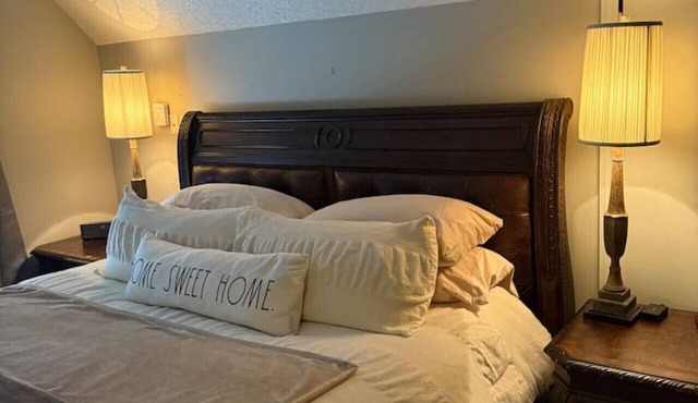 Premium 3 BDRM, Hot Tub, Theater Room, Fire-Pit