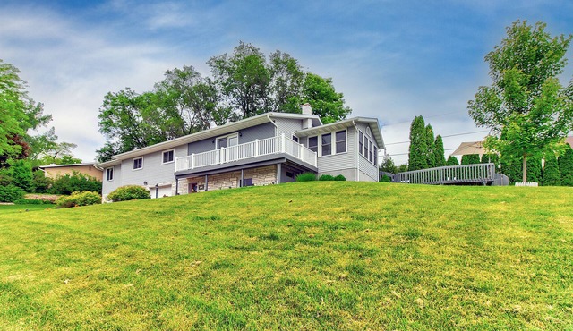 Premium 3BR 3BA with Hot Tub & Pool, near all of LaCrosse's Top Rated Activities