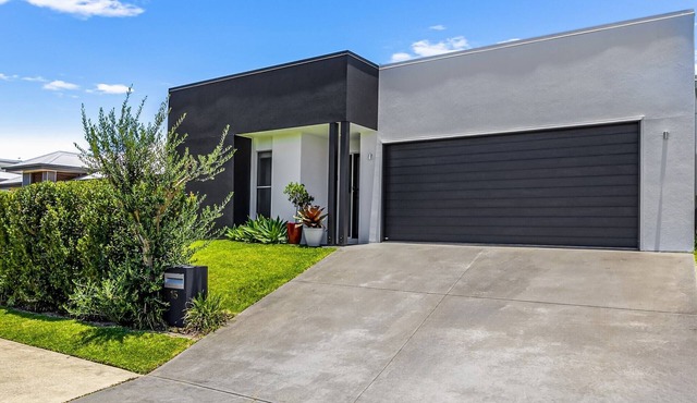 Premium 4-Bed Coastal Escape with BBQ and Pool