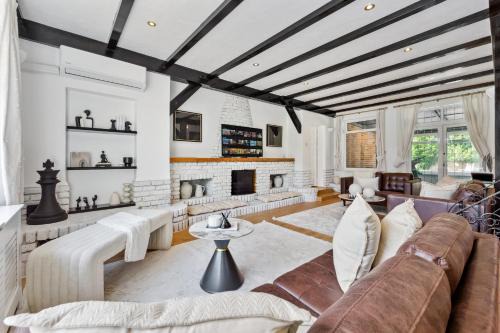 Premium 6BR House with Fireplace & Hot Tub