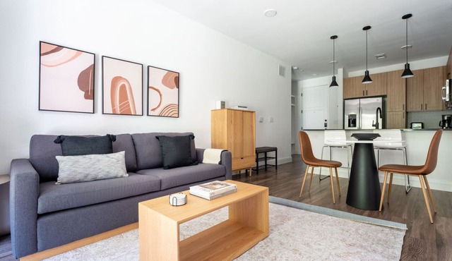 Premium Central Austin 1BR w/Pool, Gym & W/D, nr U. Texas, by Blueground