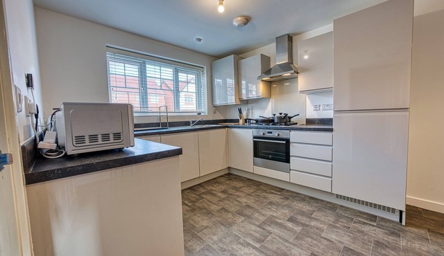 Premium Contractor Accom: Modern 4 Bedrm House, Tyseley B11. Parking, Sleeps 10