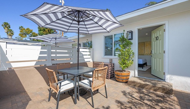 Premium Deluxe King Studio + Patio - South Oceanside Bunalow 10