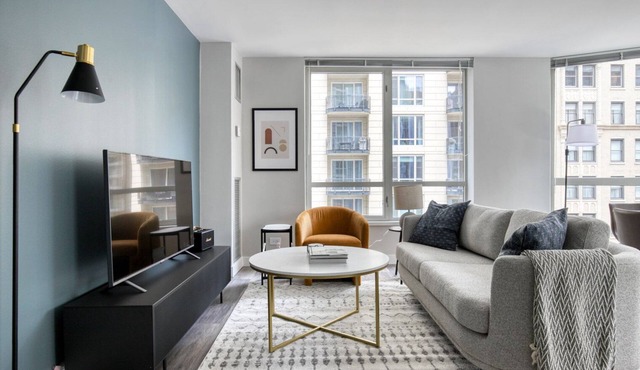 Premium Gold Coast 2BR w/Gym & Lounge, 1 block to L, by Blueground