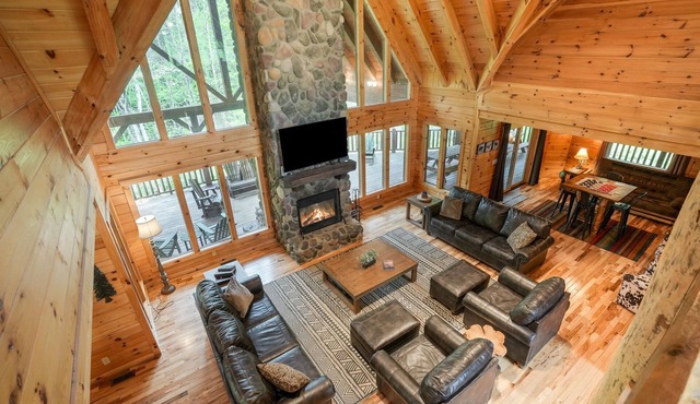 Premium Hocking Hills Group Lodge 8BR 5.5Ba Hot Tub, Pond, Starlink, Game Room