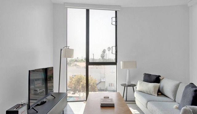 Premium Hollywood 2BR w/ Roof & BBQ, nr Melrose/Fairfax, by Blueground