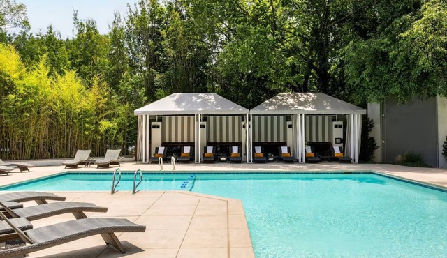 Premium King Bedroom Suite with Lounge Area Near Local Hotspots and Highways