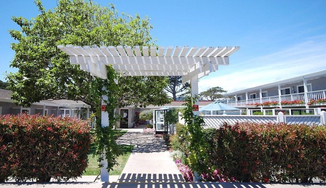 Premium King Fireplace Room Walking Distance from the Beach!