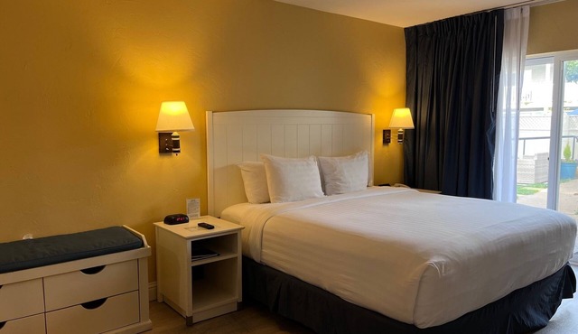 Premium King Fireplace Room Walking Distance from the Beach!