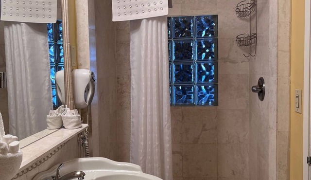 Premium King Fireplace Room Walking Distance from the Beach!