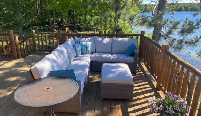 Premium Lake Cabin Setting. Private shoreline. Sauna.