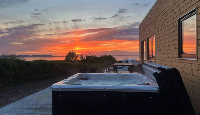 Premium Limfjord Cabin with outdoor spa 5 persons