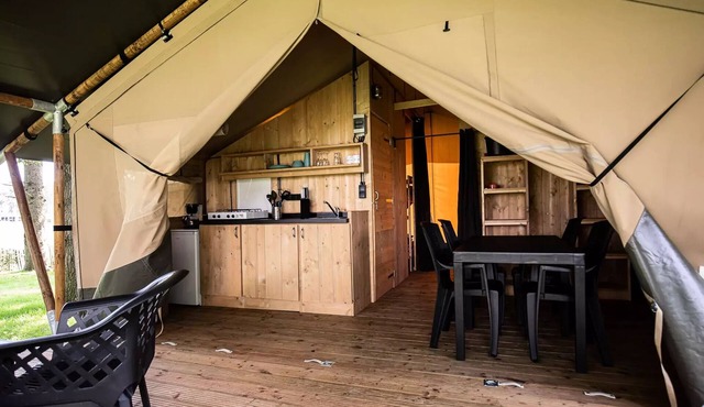 Premium lodge tent with sanitary facilities for 5 people 5 people
