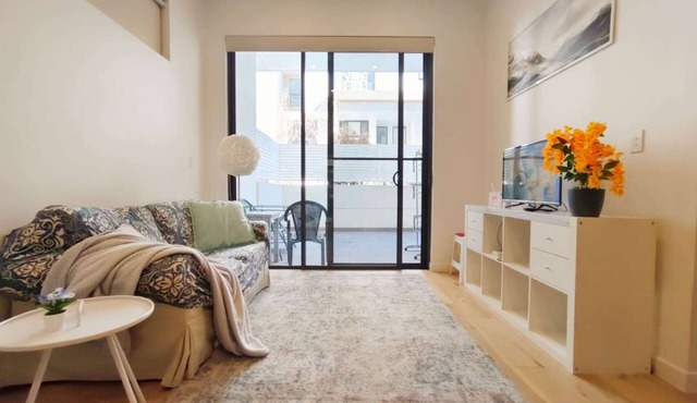 Premium location one bedroom APT with secure car parking - 5 mins Train, Shops