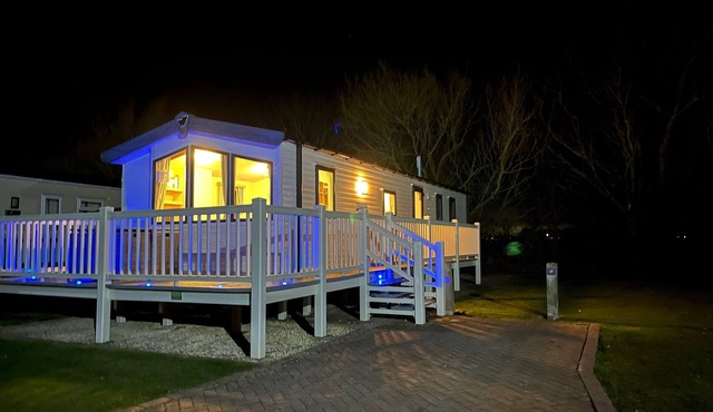 Premium location - Sleeps 6 - Caravan on The Lakes