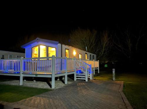 Premium location - Sleeps 6 - Caravan on The Lakes