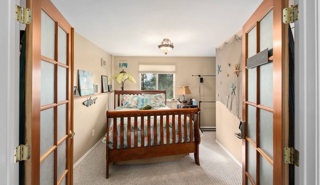 Premium Lodging Located Just Outside Of Kettle Falls WA, Queen bedroom suite