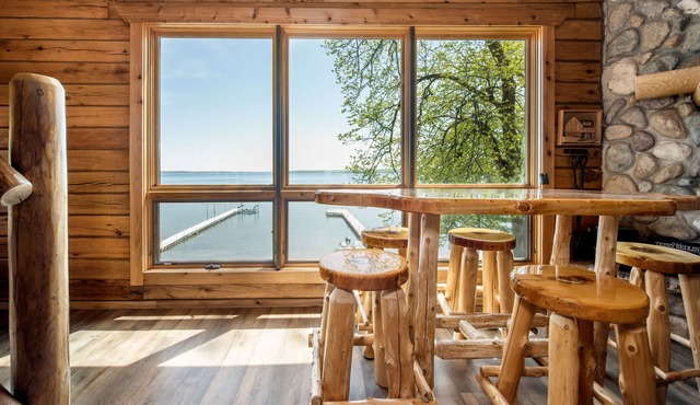 Premium Log Home: Lake, Sandy Beach, Sauna, Game room