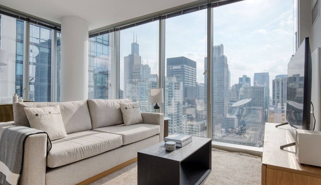 Premium Loop 2BR w/Gym, Playroom & Pool, close to L, by Blueground