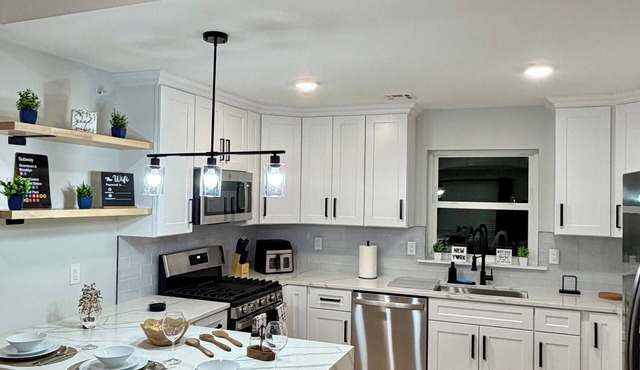 Premium New 4-Bedroom Apartment 25 min to NYC