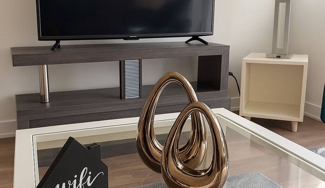 Premium one bedroom apartment fully furnished/Northyork