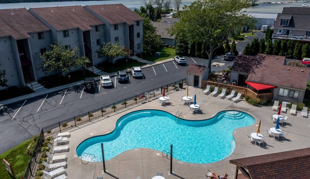 Premium Penthouse Condo, easy walk to jet express, Docks beach house & downtown