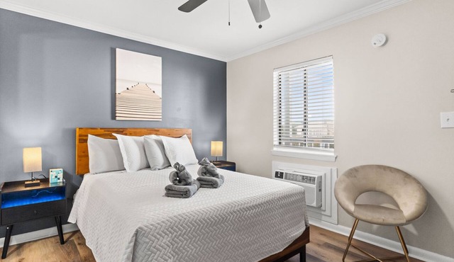 Premium Queen Room Hotel- 2 Pools, Near Beach/Boardwalk, Pets not Allowed