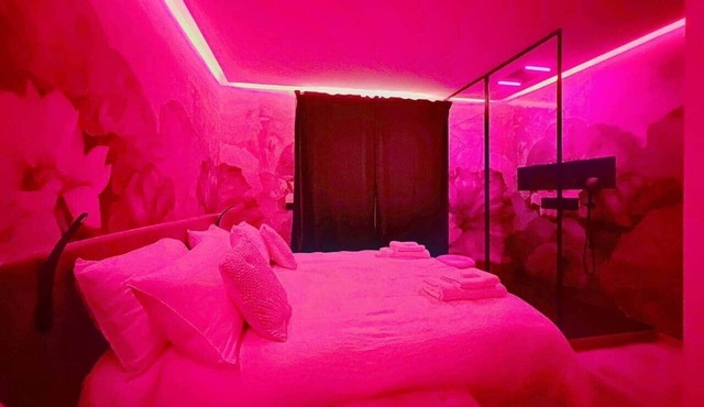 Premium romantic accommodation 50m from the beach